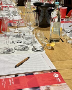 WSET-Kurssituation mit Verkostungsgl&auml;sern und Kursunterlagen