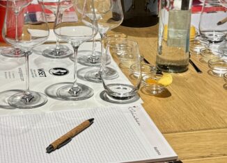 WSET-Kurssituation mit Verkostungsgläsern und Kursunterlagen