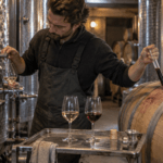 Winzer vergleicht Weißwein und Rotwein während des Ausbaus