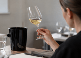 Systematische Weinverkostung mit Weißwein und Spucknapf
